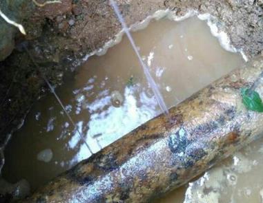 多伦楼顶渗水维修公司分享下地暖漏水的原因及检测方法。